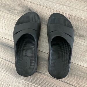 OOFOS Black Recovery Slip-On Sandals